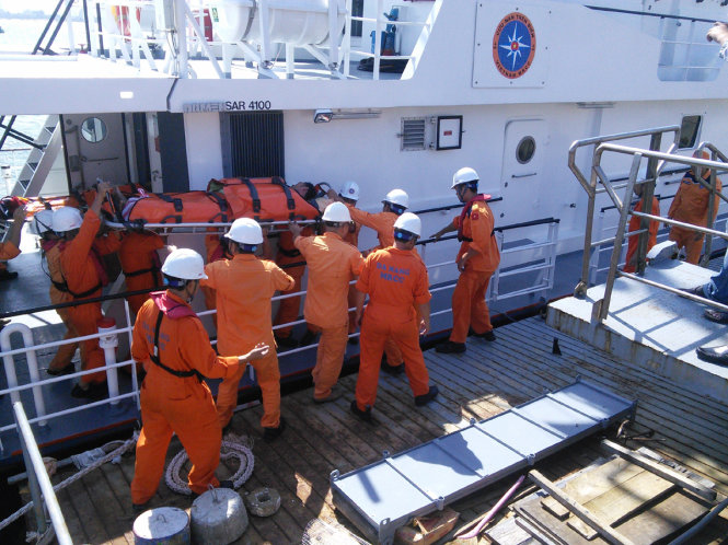 Nhân viên cứu hộ cứu nạn của tàu SAR 412 đưa ngư dân bị bệnh từ vùng biển Hoàng Sa về Đà Nẵng - Ảnh: Vietnam MRCC