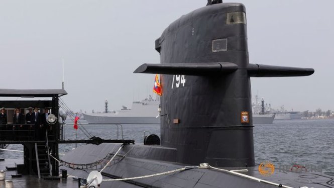 Lãnh đạo Đài Loan Thái Anh Văn vẫy tay khi đứng trên tàu ngầm lớp Hai Lung tại Cao Hùng ngày 21-3 - Ảnh: Reuters