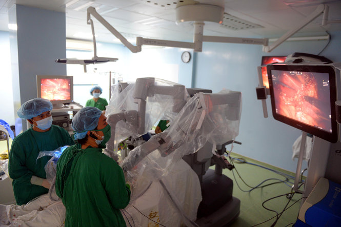 Bệnh nhân bị ung thư dạ dày được các bác sĩ Bệnh viện Bình Dân phẫu thuật robot sáng 20-3 - Ảnh: H.Khoa