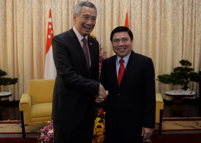 Chủ tịch UBND TP.HCM Nguyễn Thành Phong (phải) gặp gỡ Thủ Tướng Lý Hiển Long tại Hội trường Thống nhất trưa ngày 21-3 - Ảnh: THUẬN THẮNG