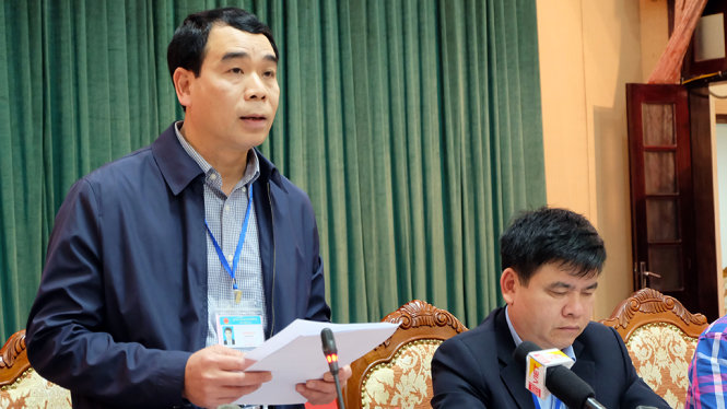 Ông Ngô Anh Tuấn, phó giám đốc Sở Nội vụ Hà Nội (đứng) cho biết năm 2017 đoàn kiểm tra công vụ của thành phố sẽ kiểm tra đột xuất về trách nhiệm quản lý trật tự vỉa hè