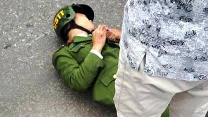 Chiến sĩ CSTT Nguyễn Thanh Tùng thuộc Đội CSGT Công an quận Hồng Bàng, TP Hải Phòng ngất lịm trong tình trạng đa chấn thương sau khi bị thanh niên vượt đèn đỏ lao thẳng xe vào người - Ảnh: CTV