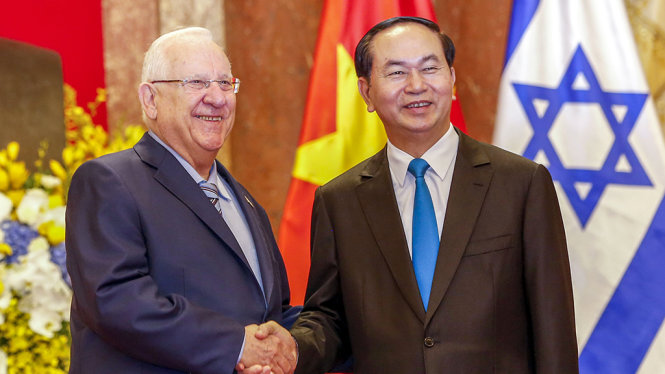 Chủ tịch nước Trần Đại Quang và Tổng thống Israel Reuven Ruvi Rivlin trong lễ đón chính thức tại Phủ chủ tịch - Ảnh: VIỆT DŨNG