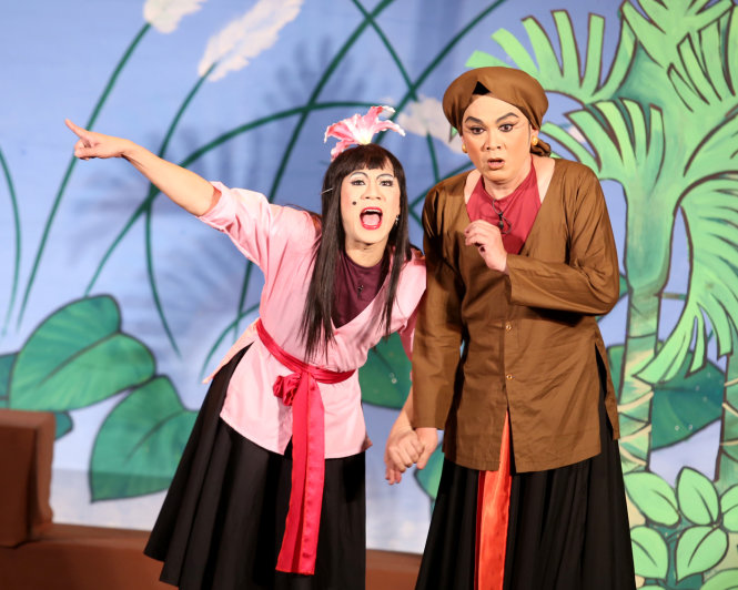 NSƯT Thành Lộc (trái) và NSƯT Hữu Châu trong vở kịch Tấm Cám - Ảnh: Gia Tiến