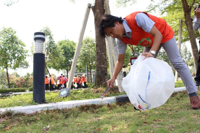 Anh Harita Shuji (30 tuổi) một chuyên gia Nhật Bản tham gia hoạt động nhặt rác tình nguyện ở Bình Dương từ những ngày đầu - Ảnh: Đình Trọng