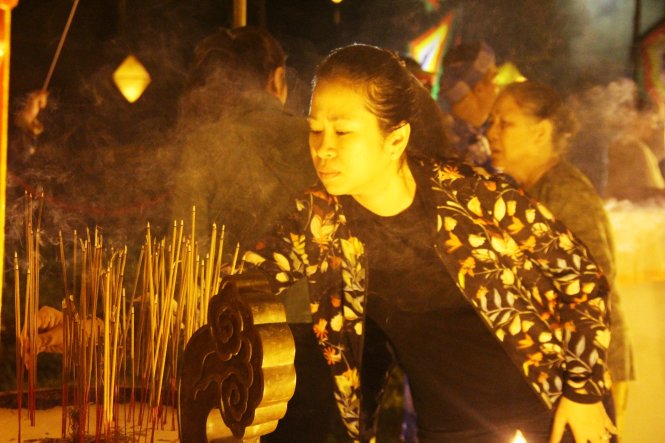Đông đảo người dân dâng hương trong đêm lễ tế - Ảnh: Minh An
