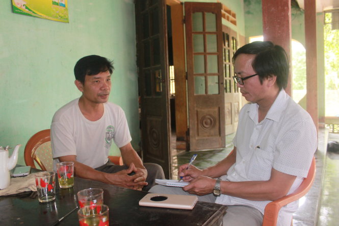 Ông Hà Văn Đông (trái), trưởng thôn, trao đổi xung quanh vụ việc chó dại gây hoang mang ở địa phương - Ảnh: H.Đồng