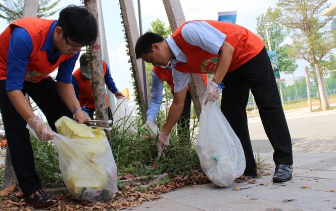 Nhiều sinh viên và người lao động ở Bình Dương cùng chung tay nhặt rác vì thành phố xanh - Ảnh: Đình Trọng