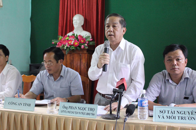 Ông Phan Ngọc Thọ - phó chủ tịch thường trực UBND tỉnh Thừa thiên Huế trả lời kiến nghị của người dân - Ảnh: XUÂN ĐÀO