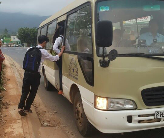 Học sinh Trường Trần Hưng Đạo (Gia Lai) được xe bus do Sở GTVT Gia Lai tổ chức đưa đón miễn phí - Ảnh: Nguyễn Hữu Quế