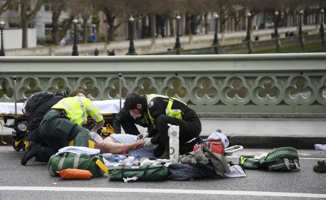 Lực lượng cứu hộ cấp cứu cho một nạn nhân - Ảnh: Reuters