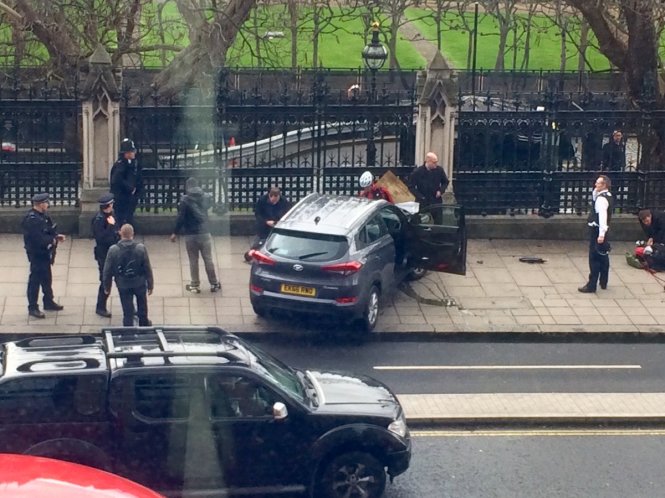 Hình ảnh được cho là chiếc xe của hung thủ đâm vào nhiều người đi trên cầu Wesminter trước khi lao vào hàng rào tòa nhà Quốc hội Anh - Ảnh: Twitter