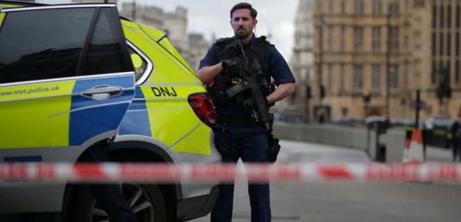 Cảnh sát Anh đã lập rào chắn bảo vệ khu vực tòa nhà Quốc hội - Ảnh: AFP