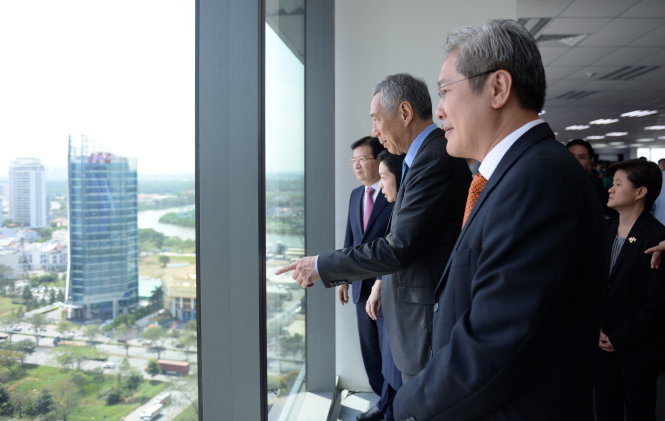 Thủ tướng Lý Hiển Long cùng Phó Thủ tướng Trịnh Đình Dũng ngắm nhìn toàn cảnh khu Phú Mỹ Hưng - Ảnh: THUẬN THẮNG