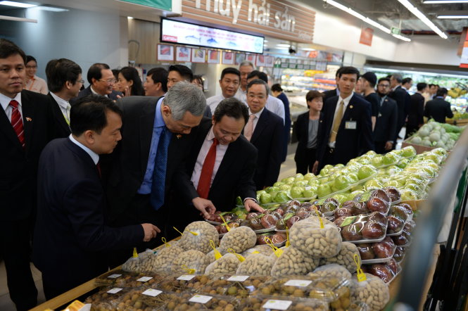 Thủ tướng Lý Hiển Long xem nông sản Việt bày bán tại siêu thị trong trung tâm thương mại SC Vivo City, Q.7 - Ảnh: THUẬN THẮNG