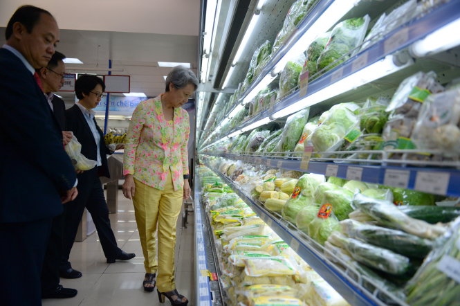 Bà Hà Tinh chọn mua rau củ Việt Nam khi cùng chồng thăm trung tâm thương mại ở Q.7 - Ảnh: THUẬN THẮNG