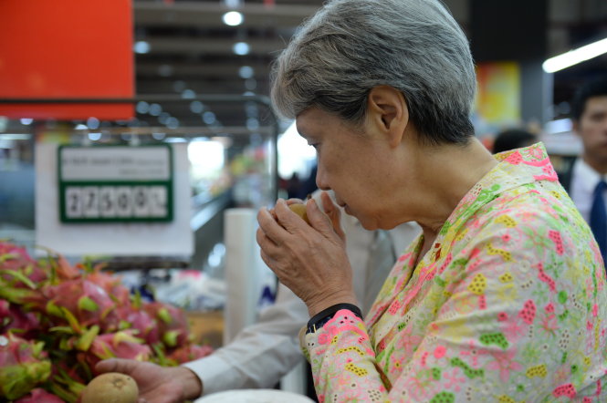 Bà Hà Tinh gửi mùi thơm của một trái lêkima bày bán trong siêu thị - Ảnh: THUẬN THẮNG