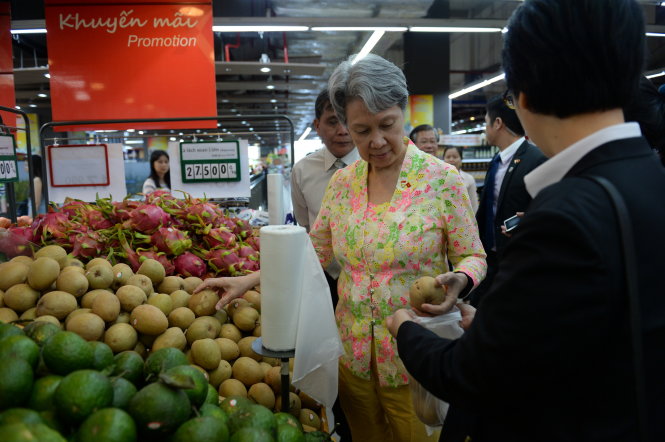 Bà Hà Tinh đã lựa chọn rất nhiều nông sản địa phương của Việt Nam, bà chia sẻ bà sẽ mang một ít về Singapore - Ảnh: THUẬN THẮNG