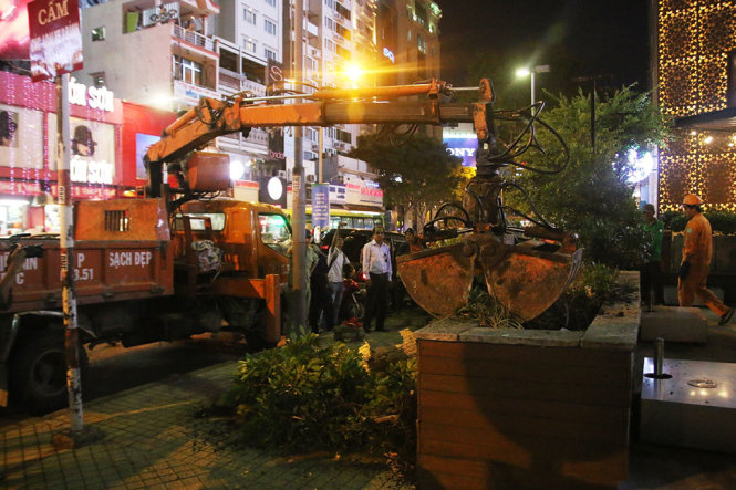 Lực lượng chức năng tháo dỡ phần công trình lấn chiếm của một khách sạn ở vòng xoay Phù Đổng.