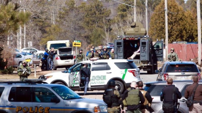 Xe cảnh sát và xe của đội đặc nhiệm SWAT tại khu vực xảy ra xả súng ở phía bắc bang Wisconsin - Ảnh: AP