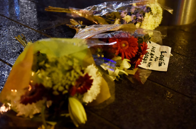 Người dân London đặt hoa tại khu vực xảy ra vụ tấn công để tưởng niệm các nạn nhân - Ảnh: Reuters