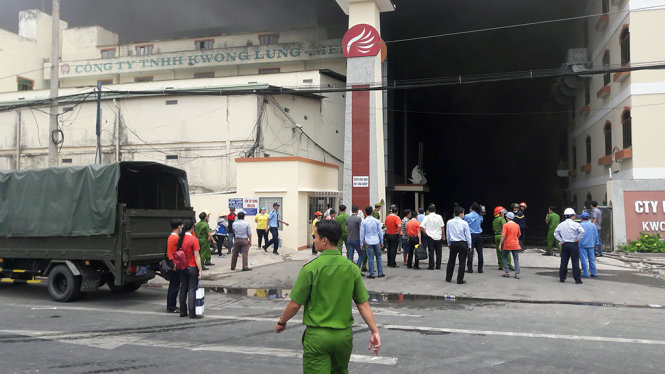 Hàng chục xe cứu hỏa đến hiện trường, hàng ngàn công nhân đã được sơ tán ra ngoài - Ảnh: Lê Dân