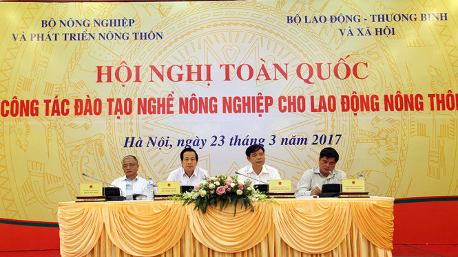 Bộ trưởng Bộ LĐTB&XH Đào Ngọc Dung (thứ 2 từ trái qua) và Bộ trưởng Bộ NN&PTNT Nguyễn Xuân Cường (thứ 3 từ trái qua) cùng chủ trì hội nghị sáng 23-3 - Ảnh: Đ.Bình