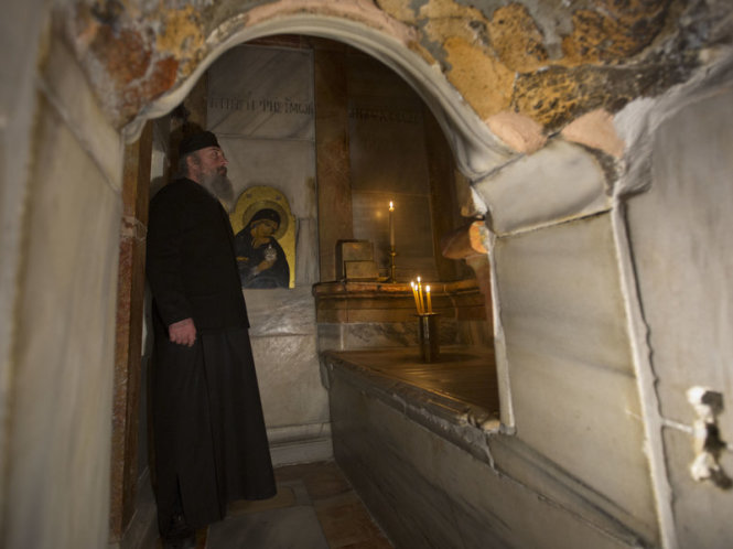 Một mục sư người Hi Lạp đứng bên trong đền Edicule đã được tu bổ ở nhà thờ Holy Sepulchre - Ảnh: AP