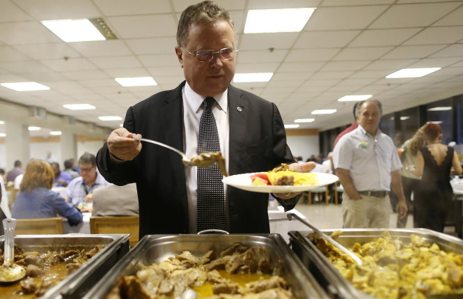 Bộ trưởng Blairo Maggi đi ăn thịt bò tại một nhà hàng ở thủ đô Brasilia, ngày 22-3 để chứng minh thịt của Brazil vẫn an toàn - Ảnh: Reuters