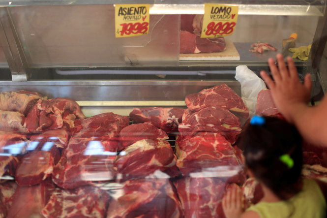 Tiệm thịt ở thủ đô Santiago của Chile nay đã không còn thịt bò Brazil - Ảnh: Reuters