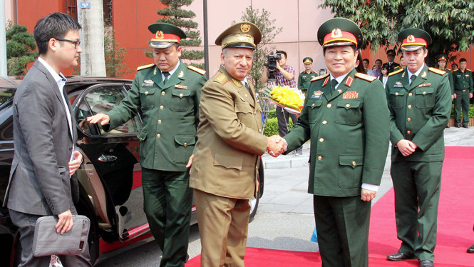 Bộ trưởng Bộ QP Việt Nam ra tận xe ô tô chào đón thượng tướng Leopoldo Cintra Frias, Bộ trưởng Bộ các lực lượng vũ trang cách mạng Cuba