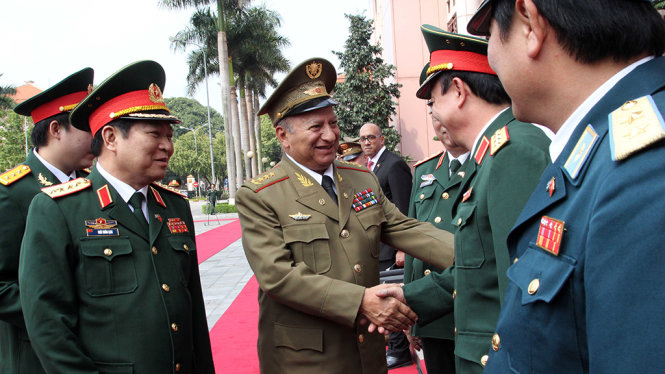 Bộ trưởng Bộ QP Việt Nam giới thiệu các tướng lĩnh lãnh đạo với thượng tướng Leopoldo Cintra Frias, Bộ trưởng Bộ các lực lượng vũ trang cách mạng Cuba