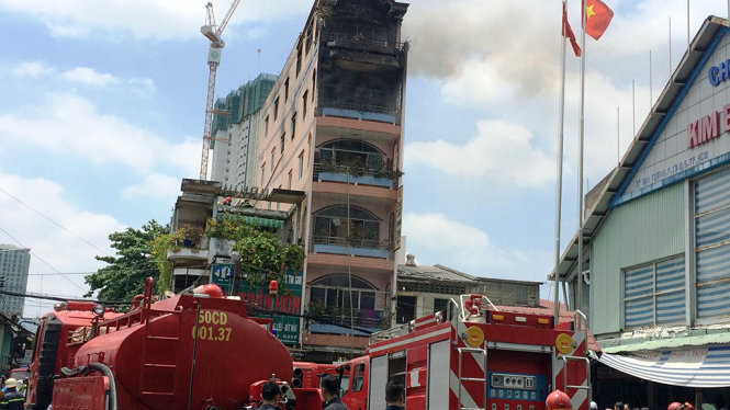 Rất nhiều xe chữa cháy được động đến hiện trường do sợ cháy lan vào khu vưc chợ Kim Biên