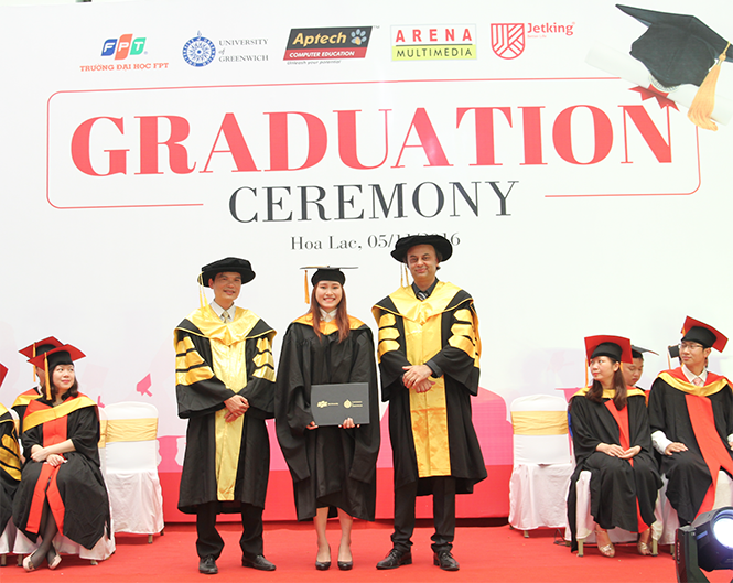 Sinh viên Đại học Greenwich Việt Nam nhận bằng tốt nghiệp