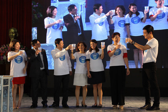 Đại diện Hội chữ Thập đỏ Nghệ An, MC Phan Anh và đại diện Công ty P&G uống nước sau khi được lọc bằng gói lọc nước P&G
