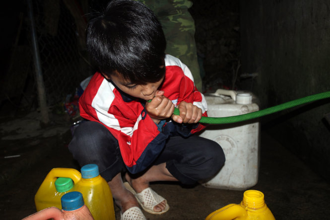 Các em học sinh miền núi Nghệ An phải chắt nước từ khe suối để dùng