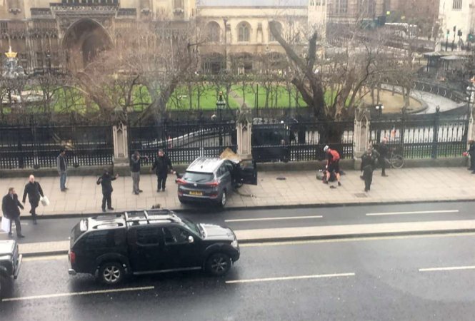Chiếc xe của các hung thủ đâm vào hàng rào tòa nhà Quốc hội Anh sau khi đâm người dân trên cầu Westminster- Ảnh: Reuters