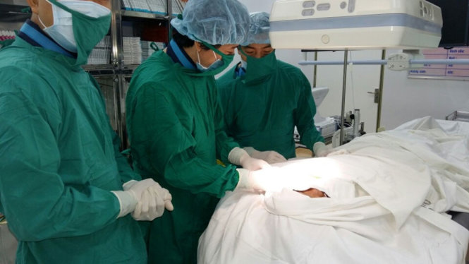 Các bác sĩ Bệnh viện Q. Thủ Đức đang thực hiện cấy máy tạo nhịp tim cho bà T - Ảnh: Bệnh viện cung cấp