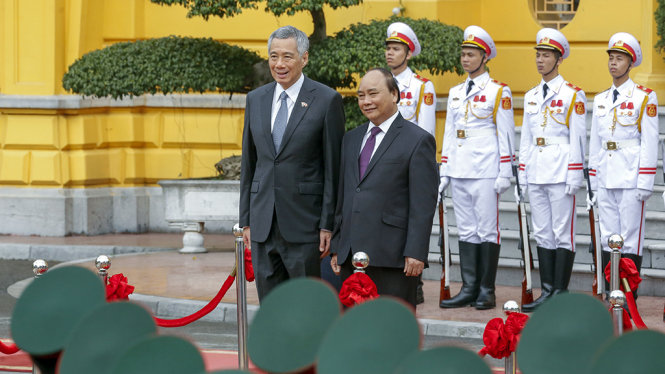 Thủ tướng Nguyễn Xuân Phúc và Thủ tướng Singapore Lý Hiển Long tại Lễ đón chính thức tại Phủ Chủ tịch - Ảnh: Việt Dũng