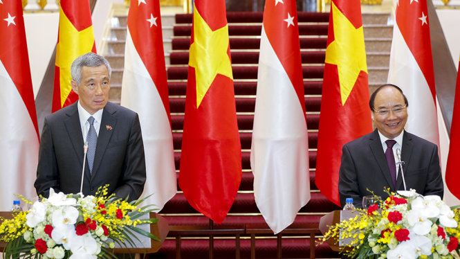 Thủ tướng Lý Hiển Long và Thủ tướng Nguyễn Xuân Phúc phát biểu tại cuộc Họp báo tại Văn phòng Thủ tướng - Ảnh: Việt Dũng