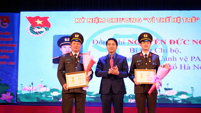Bí thư Trung ương Đoàn Nguyễn Ngọc Lương (giữa) trao kỷ niệm chương Vì thế hệ trẻ cho các cán bộ Đoàn thủ đô xuất sắc - Ảnh - HÀ THANH
