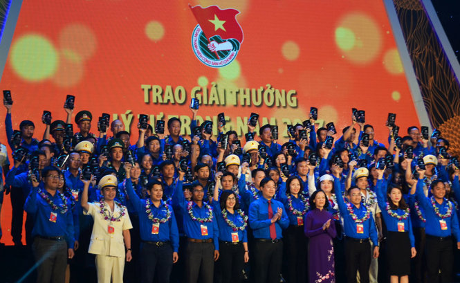 87 đại biểu xuất sắc nhận giải thưởng Lý Tự Trọng năm 2017. Ảnh: TẤN LỰC