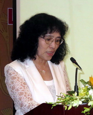 Dịch giả Nguyễn Hồng Nhung đọc diễn từ tại lễ nhận Giải Phan Châu Trinh - Ảnh: L.Điền