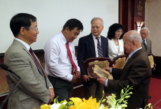 Nhà văn Nguyên Ngọc đại diện Hội đồng Khoa học Quỹ Văn hóa Phan Châu Trinh trao giải cho các cá nhân đoạt giải - Ảnh: L.Điền
