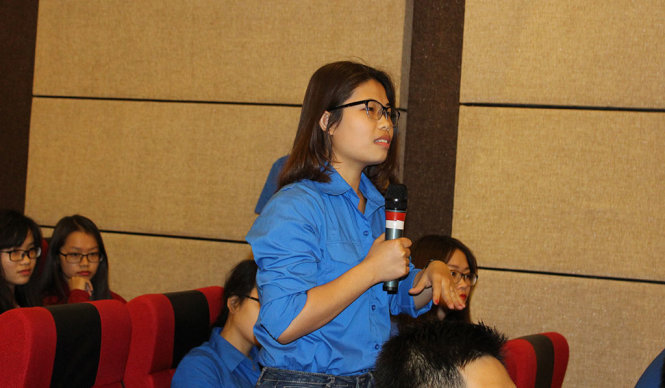 Một sinh viên đặt câu hỏi với Bộ trưởng Lê Thành Long - Ảnh: HÀ THANH