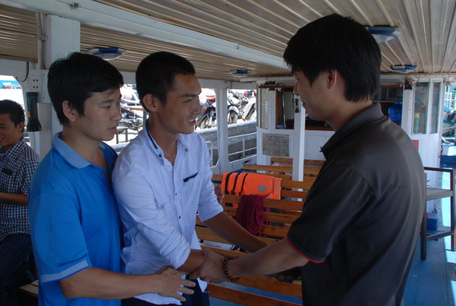 Nhiều nạn nhân trong vụ chìm tàu du lịch trên sông Hàn (Đà Nẵng) vào tháng 6-2016 đã được người Đà Nẵng cứu giúp. Trong ảnh: hai du khách được cứu mạng cảm ơn anh Mai Viết Dụng (thuyền viên, giữa ảnh) đã cứu họ cùng gia đình - Ảnh: V.Hùng