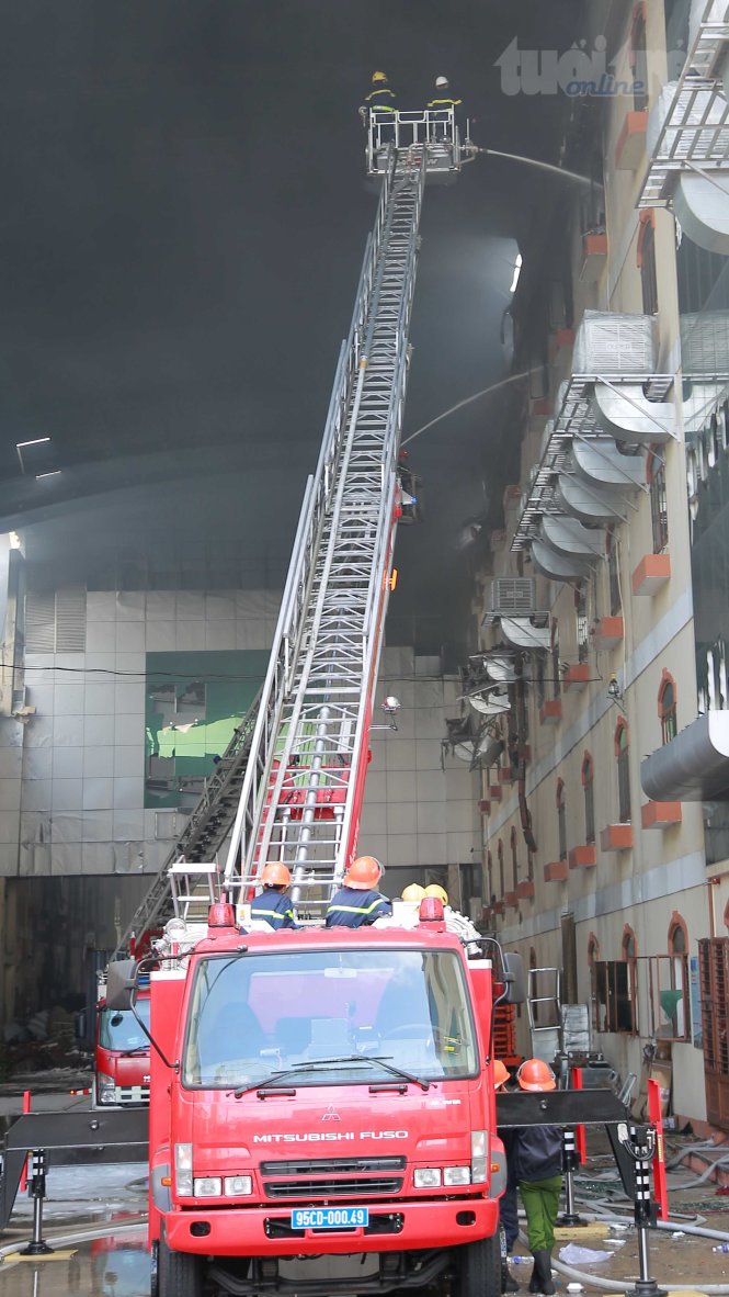 Lực lượng chữa cháy tiếp tục khống chế đám cháy vào sáng ngày 24-3