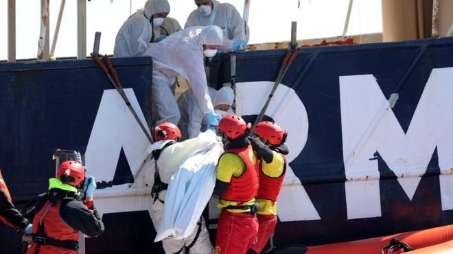 Thi thể một nạn nhân chìm tàu đang được vớt lên - Ảnh: Reuters
