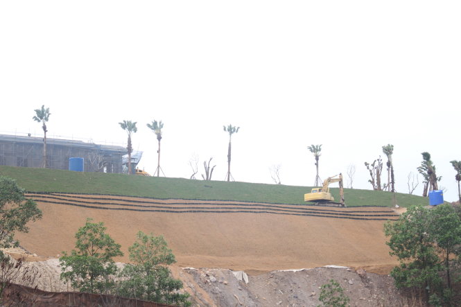 Máy xúc vẫn đang thi công rầm rộ tại dự án sân golf Hạ Long - Ảnh: Bảo Duy