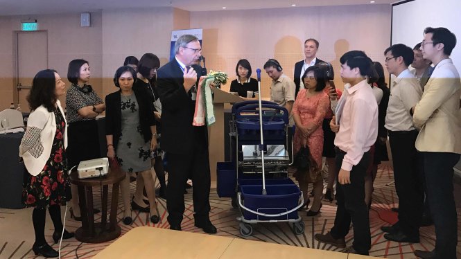 Chuyên gia Đức đang hướng dẫn sử dụng thiết bị vệ sinh phòng mổ - Ảnh:Việt Anh